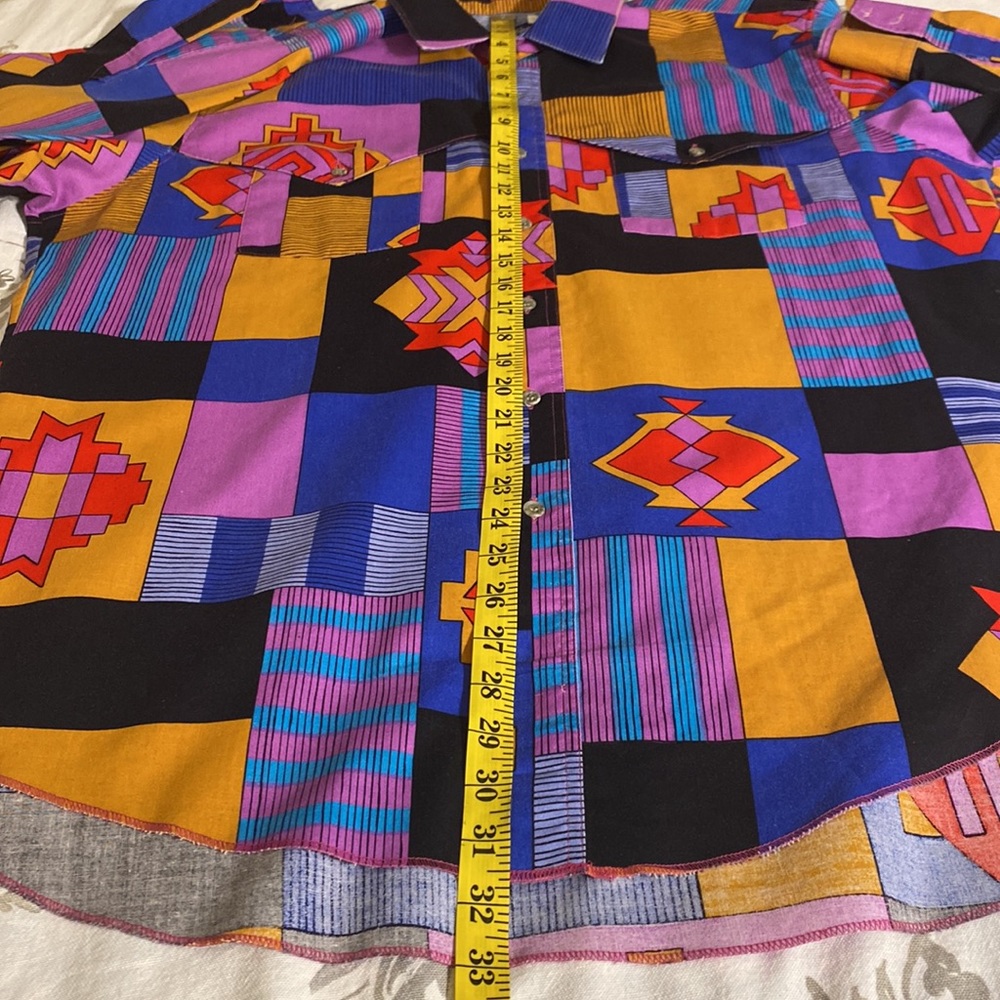 VTG WRANGLER Western Cowboy
Cut Aztec Shirt Size 17-35 XL Tails.
MADE IN‎ USA - Picture 10 of 11